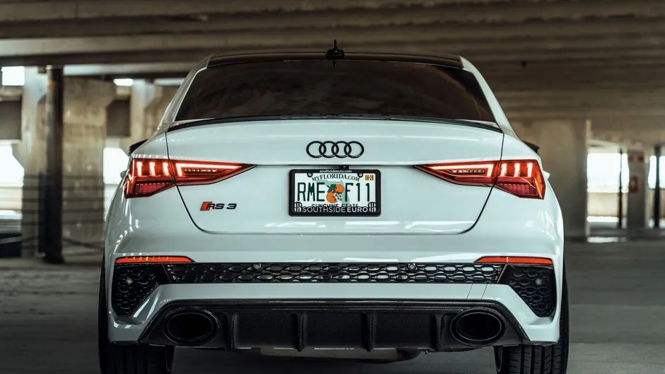 Audi RS3, compacte sportive cinq-cylindres quattro vue de trois quarts avant