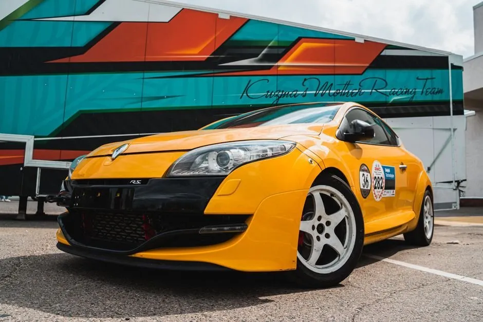 Renault Mégane 3 berline compacte vue de trois quarts avant sur une route